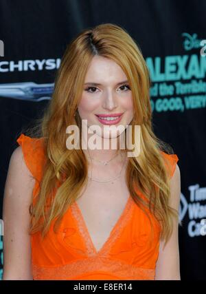 Los Angeles, CA, USA. 6. Oktober 2014. Bella Thorne im Ankunftsbereich für ALEXANDER und der schreckliche, HORRIBLE, NO GOOD, sehr schlechten Tag Premiere, El Capitan Theatre, Los Angeles, CA 6. Oktober 2014. Bildnachweis: Elizabeth Goodenough/Everett Collection/Alamy Live-Nachrichten Stockfoto