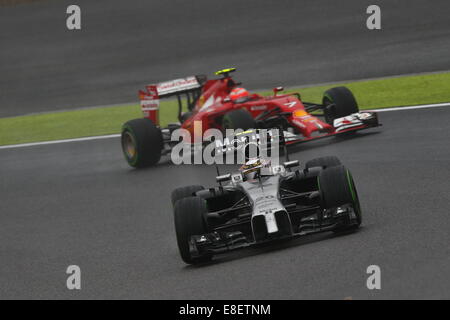 Kevin MAGNUSSEN, Höhle, Team McLaren-Mercedes, McLaren, MP4-29, Mercedes-Benz PU106A Hybrid vor der Ferrari von Kimi RÄIKKÖNEN SUZUKA, JAPAN, 05.10.2014, Formel 1 F1 Rennen, JAPAN Grand Prix, Grosser Preis, GP du Japon, Motorsport, Foto von: Sho TAMURA/AFLO SPORT Deutschland heraus Stockfoto