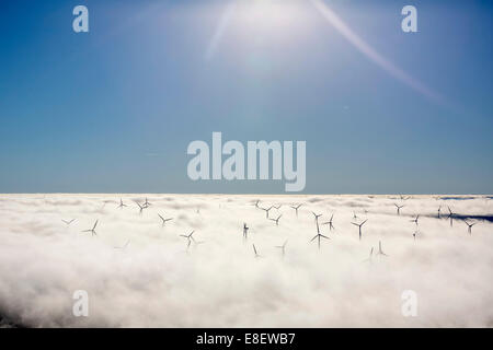 Windkraftanlagen gedeckt durch niedrige Wolken, blauer Himmel, Luftaufnahme, Marsberg, Sauerland Region, North Rhine-Westphalia, Deutschland Stockfoto