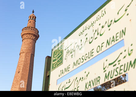 Minarett der Freitagsmoschee mit einem Schild, Na'in, Provinz Isfahan, Iran Stockfoto