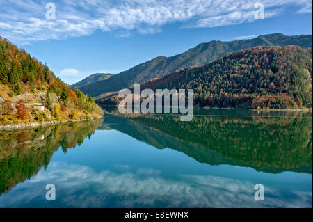 Isar Fluss gestaut am Sylvensteinspeicher Damm, Isartal im Isarwinkel, Upper Bavaria, Bavaria, Germany Stockfoto