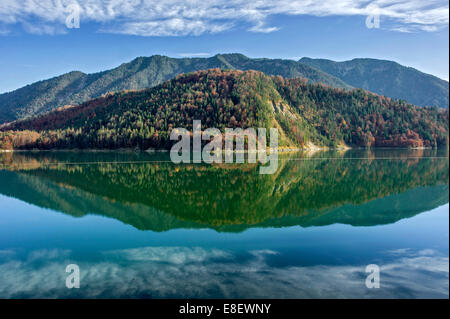 Isar Fluss gestaut am Sylvensteinspeicher Damm, Isartal im Isarwinkel, Upper Bavaria, Bavaria, Germany Stockfoto