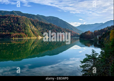 Isar Fluss gestaut am Sylvensteinspeicher Damm, Isartal im Isarwinkel, Upper Bavaria, Bavaria, Germany Stockfoto