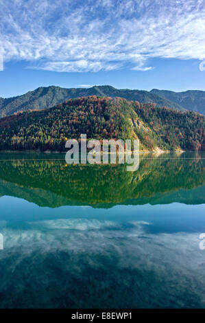 Isar Fluss gestaut am Sylvensteinspeicher Damm, Isartal im Isarwinkel, Upper Bavaria, Bavaria, Germany Stockfoto