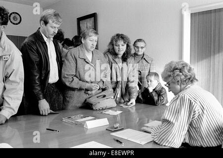 DDR Bürger reisen, Einlösung in ihr Begrüßungsgeld Tag der Öffnung der Grenze, öffnen Sie innerdeutsche Grenze Stockfoto