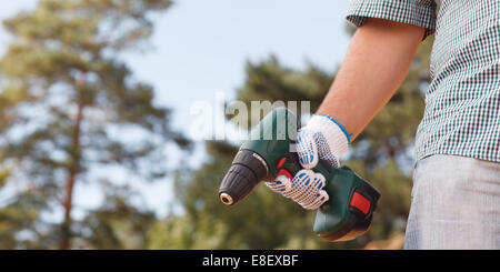 Nahaufnahme der Ingenieur mit Bohrmaschine im freien Stockfoto