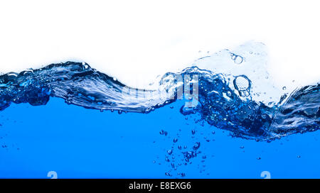 Schöne Spritzwasser mit Luftblasen isoliert auf weiss