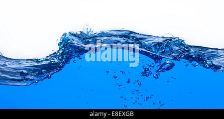 Reines Wasserwelle mit Luftblasen auf weißem Hintergrund Stockfoto