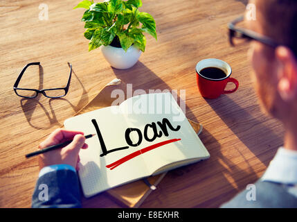 Mann mit eine Notiz und ein einziges Wort Darlehen Stockfoto