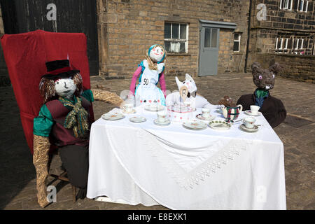 Vogelscheuchen aus der Mad Hatter Tea Party beim Norland Scarecrow Festival 2014, West Yorkshire Stockfoto