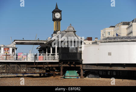 Personen, die grob in Zelten unter Brighton Pier aufwachen früh UK Stockfoto