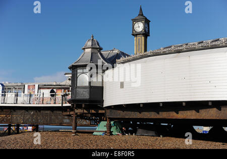 Personen, die grob in Zelten unter Brighton Pier aufwachen früh UK Stockfoto