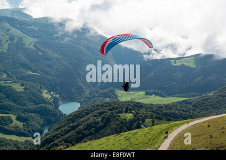 Gleitschirm startet vom Monte Baldo Stockfoto