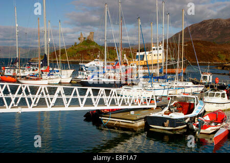 Kyleakin Hafen und die Burg Moil, Skye, Highland, Schottland. Stockfoto