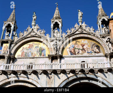 Mosaiken an der Fassade der Basilika Markusplatz, Venedig, Italien. Stockfoto