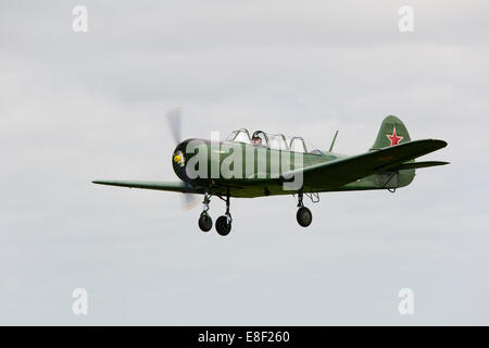 Yakolev Yak 18A 03 G-CEIB im Endanflug auf Breighton Flugplatz landen Stockfoto