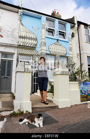 Brighton UK 3. Oktober 2014 - Künstler Kaye Teale aufgehellt ihr Haus in Brighton durch Malen ein Wandbild des Royal Pavilion Stockfoto