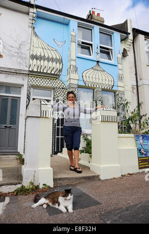 Brighton UK 3. Oktober 2014 - Künstler Kaye Teale aufgehellt ihr Haus in Brighton durch Malen ein Wandbild des Royal Pavilion Stockfoto