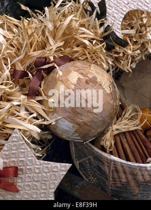 Nahaufnahme des natürlichen Adventskranz selbstgemacht aus Bast mit handgefertigten papier Papiermache Christbaumkugeln Stockfoto