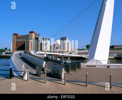 Millennium Bridge und baltischen Kunst Galerie, Gateshead, Tyne & Verschleiß. Stockfoto