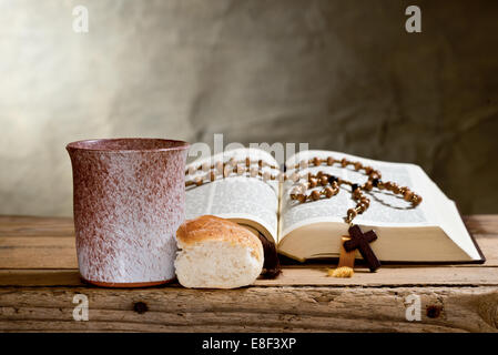 Stillleben mit Bibel und Rosenkranz Stockfoto