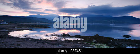 Blick über Brodick Bay Beinn Tarsuinn und Goatfell bei Sonnenuntergang, Arran, North Ayrshire, Schottland. Stockfoto