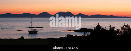 Sonnenuntergang über Jura von Kintyre, Argyll und Bute, Schottland gesehen. Stockfoto