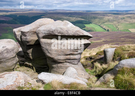 Felsgebilden auf Kinder Scout, Peak District, Derbyshire, England. Stockfoto