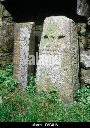 Str. Marys Abbey, Bardsey Island: Schrägbild eines Kreuzes geschnitzt Sandstein Säule & Kreuz-Welle Fragments mit Randschrift. Stockfoto