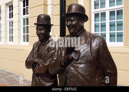 Laurel und Hardy Statue, Krönungssaal, Ulverston, Cumbria, 2009. Stockfoto