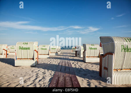 Reihen der Liegestühle aus Holz Weg über den Strand von Grömitz an der Ostsee-Küste Stockfoto