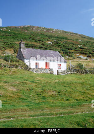 Carreg Bach einstöckige traditionellen walisischen Crog-Lofft Hütte, Bardsey Island, North Wales, aussehende SE mit Mynydd Enlli nach hinten. Stockfoto