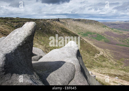 Verwitterte Felsformationen am nördlichen Rand der Kinder Scout im Peak District. Blick nach unten auf die Heide unten. Stockfoto