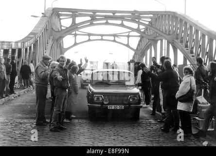 Hunderte von Bürgern der West-Berliner willkommen Fahrer, die auf Bornholm Brücke am 10. November 1989 in den Westen mit ihren DDR-Autos treten. Der Fall der Mauer war in einem eher lapidar Mode am Vortag in einer Pressekonferenz erklärt worden. Foto: Eberhard Kloeppel Stockfoto