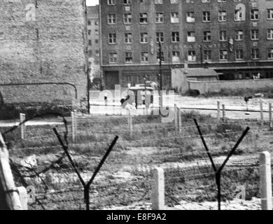 Blick über Berliner Mauer auf die Krankenwagen, die das Opfer evakuiert. Ein 40 bis 50 Jahre alter Mann angeschossen von Ost-Berliner Grenzsoldaten bei seiner Flucht auf dem Friedhof an der Grenze Ecke Bernauer Straße versuchen / Berg Street am 4. September 1962. Die Bundesrepublik Deutschland und der Deutschen Demokratischen Republik wurden durch einen Eisernen Vorhang vom 13. August 1961, der Tag der Gebäude der Berliner Mauer bis zum Fall der Mauer am 9. November 1989 in West und Ost aufgeteilt. Stockfoto