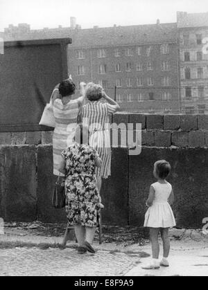 Eine Gruppe von Frauen Welle über die Berliner Mauer zu ihren Verwandten in Ost-Berlin am 4. September 1961. Auch wenn Oma nur wenige hundert Meter entfernt wohnt, ist seit dem Bau der Mauer es nur möglich aus der Ferne winken. Vom 13. August 1961, am Tag des Beginns der Bau der Berliner Mauer, bis 9. November 1989, wurden am Tag des Mauerfalls, den der Bundesrepublik Deutschland und der Deutschen Demokratischen Republik durch den Eisernen Vorhang getrennt. Stockfoto