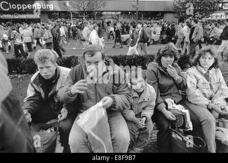 Zehntausende Menschen aus Ost-Berlin Schwarm heraus auf den Straßen von West Berlin und genießen Sie die neue Freiheit auf 10 Nvovember 1989. Kudamm mit seinen Geschäften wird die Promenade, der ostdeutschen. Der Fall der Mauer war in einem eher lapidar Mode am Vortag in einer Pressekonferenz erklärt worden. Foto: Eberhard Kloeppel Stockfoto