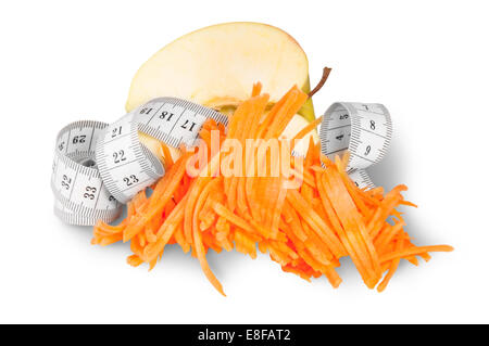 Die Hälfte eines Apfels mit geriebenen Karotten und Nähen zu messen, Isolated On White Background Stockfoto