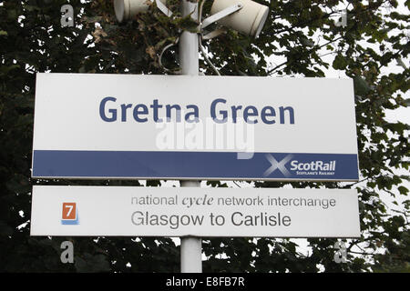 Eisenbahn-Wegweiser bei Gretna Green, Dumfriesshire, Schottland, UK Stockfoto