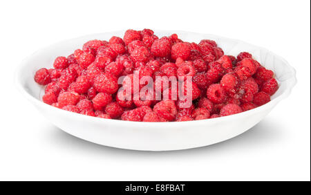 Haufen von frischen Himbeeren auf einem weißen Teller, Isolated On White Background Stockfoto