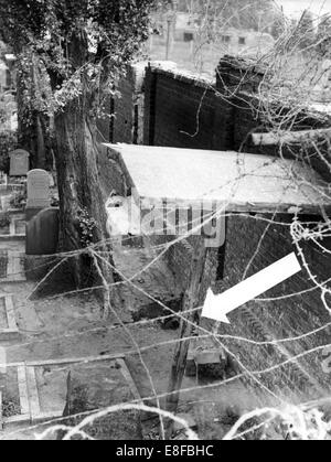 Der Pfeil zeigt den Pool von Blut an der Stelle waren ein Mann brach durch Schüsse. Ein 40 bis 50 Jahre alter Mann angeschossen von Ost-Berliner Grenzsoldaten bei seiner Flucht auf dem Friedhof an der Grenze Ecke Bernauer Straße versuchen / Berg Street am 4. September 1962. Die Bundesrepublik Deutschland und der Deutschen Demokratischen Republik wurden durch einen Eisernen Vorhang vom 13. August 1961, der Tag der Gebäude der Berliner Mauer bis zum Fall der Mauer am 9. November 1989 in West und Ost aufgeteilt. Stockfoto