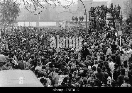 Massen von Menschen versammeln sich auf und rund um Türme am Potsdamer Platz in Berlin (West) mit Blick auf den ehemaligen Ostteil der Stadt am 12. November 1989. Die Türme wurden errichtet, für West-Berliner in der Lage sein zu sehen, der Stadt zu den Zeiten der Trennung Ost. DDR-Grenztruppen entfernen Sie Teile der Berliner Mauer in (West) Berlin, Deutschland, 12. November 1989. Die Öffnung der Mauer wurde versehentlich auf einer Pressekonferenz von DDR-Beamten am 9. November 1989 erklärt, was in letzter Konsequenz bis zum Fall der Mauer und der Wiedervereinigung führte. Foto: Eberhard Kloeppel Stockfoto