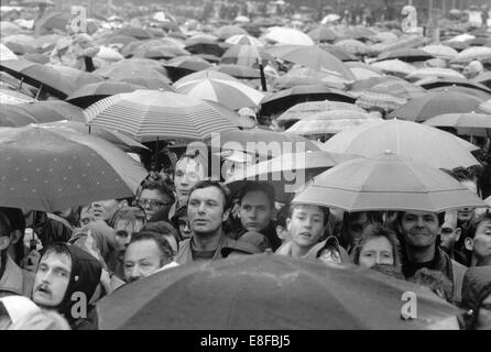 Eine riesige Menschenmenge erwartet die Öffnung der Grenze Crossinig Bradenburg Tor im Regen von Berlin, Deutschland, 22. Dezember 1989. Nachdem bereits viele Grenzübergang eröffnet wurde, war das Brandenburger Tor geöffnet für Fußgänger am Tag. Der Fall der Mauer wurde die DDR-Führung fast lapidar auf einer Pressekonferenz am 9. November 1989 bekannt. Foto: Eberhard Kloeppel Stockfoto