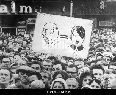 Eine Banner, die Adolf Hitler mit DDR Lineal Walter Ulbricht vergleicht, ist während einer Massenkundgebung von mehr als 250.000 Menschen in West-Berlin am 16. August 1961 statt. Drei Tage nach der Versiegelung aus Ost-Berlin von den Machthabern der DDR, kritisierte die Demonstration Zone Laune und den Bau der Mauer. Stockfoto