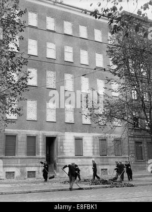 Blick auf einem angrenzenden Haus in der Bernauer Straße in Berlin mit komplett zugemauert Windows, 18,10 1961. 13. August 1961 wurden am Tag des Baus der Berliner Mauer, 9. November 1989, am Tag der Fall der Berliner Mauer, der Bundesrepublik und der DDR durch den Eisernen Vorhang zwischen Ost und West getrennt. Stockfoto