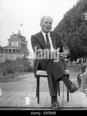 Willy Brandt während des Interviews vor dem Brandenburger Tor anlässlich des 25. Jahrestages des Baus der Berliner Mauer am 13. August 1986. Stockfoto