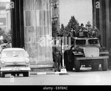 Polizisten von der Volkspolizei der DDR auf einem sowjetischen Militär-LKW und ein Fahrzeug aus West-Berlin Fahrt durch das Brandenburger Tor kurz vor der Versiegelung aus Ost-Berlin im August 1961. Stockfoto