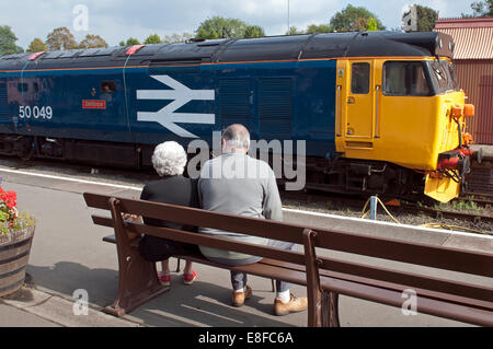 Älteres Ehepaar saß auf der Bank, Severn Valley Railway, Kidderminster, Großbritannien Stockfoto