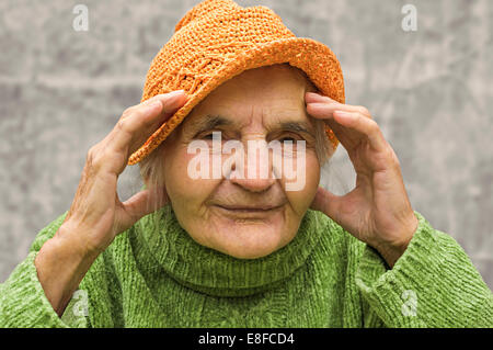 Ältere Frau, die Hand in der Nähe von Kopf hält. Kopfschmerzen-Problem. Stockfoto