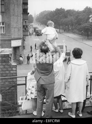 Eine Familie aus West-Berlin Wellen an ihre Verwandten aus Ost-Berlin am 1. Oktober 1961. Es ist fast unmöglich, durch eine einzige vor kurzem weiterwachsen Partition. Stockfoto